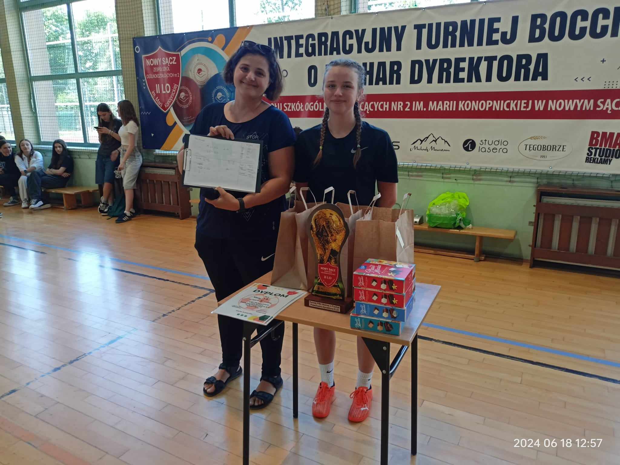 Zdjęcie Halowa 06-2024 2 (20)fffcf9d6-0090-4c4c-bf28-a3bbdd98c6a8.jpg w galerii II Turniej Piłki Nożnej Halowej o Puchar Przechodni II LO